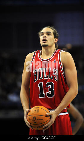 Joakim Noah von Chicago Bull während des NBA Europe Live-Spiels in der O2 Arena in London in Aktion. Stockfoto