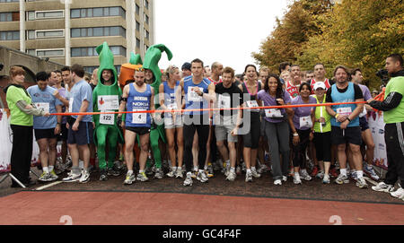 Prominente Teilnehmer an der Startlinie vor dem Halbmarathon der Royal Parks Foundation, der im Hyde Park im Zentrum von London startet und endet. Stockfoto