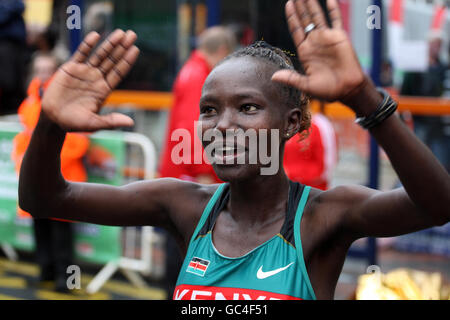 Leichtathletik - EDF Energy Birmingham Halbmarathon. Mary Jepkosgei Keitany aus Kenia feiert den Sieg beim Women's EDF Energy Birmingham Half Marathon in Birmingham. Stockfoto