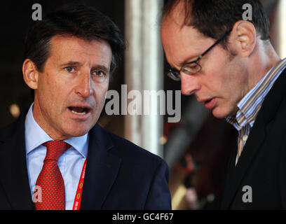 Lord deb Coe (links), Vorsitzender des Olympischen Organisationskomitees 2012 in London, spricht mit Niels De Vos, dem Geschäftsführer der britischen Leichtathletik beim EDF Energy Birmingham Halbmarathon in Birmingham. Stockfoto