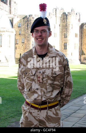 LT. Phil Dunn aus Sunderland vom 5. Bataillon des Königlichen Regiments von Fusiliers (5RRF), der heute für seinen Beitrag zur Sicherung eines von einer Autobombe getroffenen Top-NATO-Hauptquartiers in Afghanistan geehrt wurde. Stockfoto
