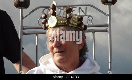 Die 58-fache Frau von Northampton, nachdem sie während der Conker-Weltmeisterschaft in Ashton, Northamptonshire, zur Conker-Weltmeisterin der Frauen gekrönt wurde. Stockfoto