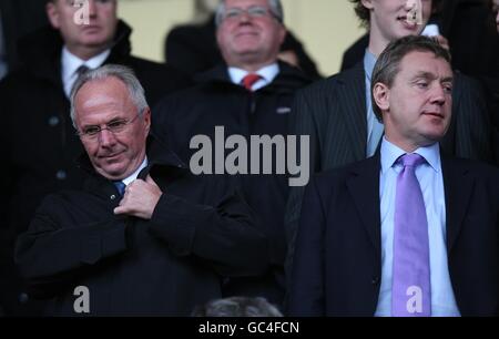 Fußball - Coca-Cola Football League Two - Notts County / Torquay United - Meadow Lane. Sven Goran Eriksson (links), Fußballdirektor von Notts County, und Peter, Executive Chairman, zittern vor dem Start auf den Tribünen Stockfoto