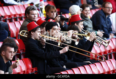 Rugby Union - European Challenge Cup - Pool drei - Saracens gegen Rugby Rovigo - Vicarage Road. Saracens-Fans zeigen ihre Unterstützung beim European Challenge Cup-Spiel in der Vicarage Road, Watford. Stockfoto