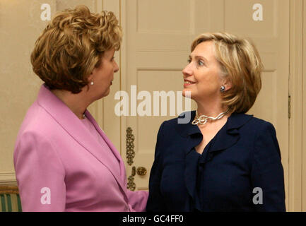 US-Außenministerin Hillary Clinton (rechts) wird im Rahmen ihrer fünftägigen Europatour von Präsidentin Mary McAleese in Aras an Uachtarain in Dublin begrüßt. Stockfoto