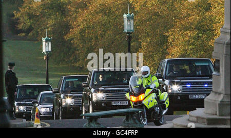 US-Außenministerin Hillary Clinton auf dem Weg zum Stormont Castle in Belfast. Stockfoto