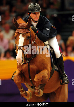 Reiten - Horse of the Year Show 2009 - Tag fünf - Birmingham NEC. Irlands Billy Twomey über Tinkas Serenade im HOYS Leading Show Jumper of the Year im NEC, Birmingham. Stockfoto