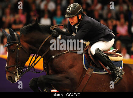 Reiten - Horse of the Year Show 2009 - Tag fünf - Birmingham NEC. Der belgische Dirk Demeersman auf Bufero Van Het Panishof beim HOYS Leading Show Jumper of the Year im NEC, Birmingham. Stockfoto