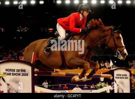 Reiten - Horse of the Year Show 2009 - Tag fünf - Birmingham NEC. Die britische Ellen Whitaker auf Equimax Ocolado gewinnt den HOYS Leading Show Jumper of the Year im NEC, Birmingham. Stockfoto