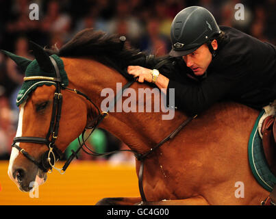 Reiten - Horse of the Year Show 2009 - Tag fünf - Birmingham NEC. Der britische Peter Charles auf Murkas Rupert R G im HOYS Leading Show Jumper of the Year im NEC, Birmingham. Stockfoto