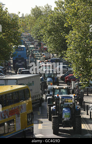 Traktoren, die durch das Zentrum von Swords, Co Dublin fuhren, als Proteste in 29 Städten im ganzen Land zu erheblichen Verkehrsbehinderungen führten. Stockfoto