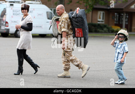 Bombe Beseitigung Soldaten zurück Stockfoto