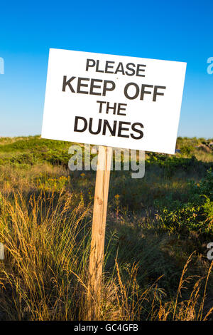 Schild am Strand warnt vor den Dünen für den Umweltschutz zu halten Stockfoto