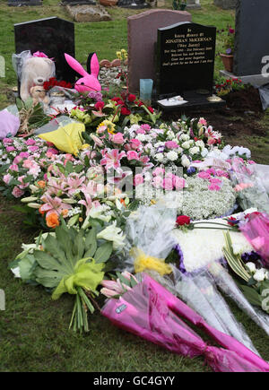 Das Grab von Neve Lafferty wurde neben dem Grab ihres Freundes Jonathan McKernan aufgestellt, der an einer Drogenüberdosis starb. Trauernde versammelten sich in der St. Joseph's Catholic Church in Helensburgh, Schottland, zur Beerdigung des 15-jährigen Mädchens, das in einem scheinbaren Selbstmordvertrag zusammen mit Georgia Rowe, 14, Anfang des Monats von der Erskine Bridge zu ihrem Tod sprang. Stockfoto