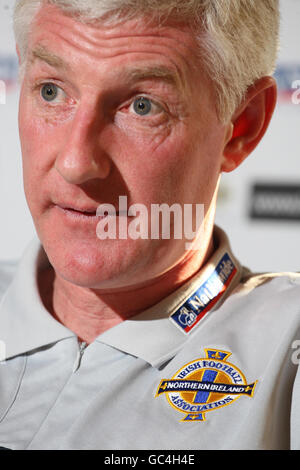 Fußball - FIFA Fußball-Weltmeisterschaft 2010 - Qualifikationsrunde - Gruppe drei - Nordirland / Tschechische Republik - Nordirland Press Co.... Nigel Worthington, Manager in Nordirland, während einer Pressekonferenz im Corinthia Hotel, Prag. Stockfoto