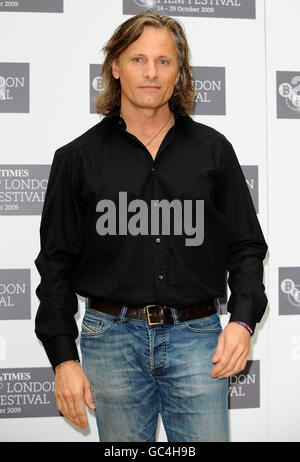 Viggo Mortensen nimmt an einer Fotoausstellung Teil, um seinen neuen Film The Road während des London Film Festivals im Mayfair Hotel in London zu promoten. Stockfoto