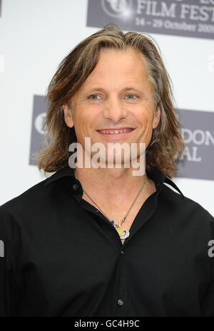 Viggo Mortensen nimmt an einer Fotoausstellung Teil, um seinen neuen Film The Road während des London Film Festivals im Mayfair Hotel in London zu promoten. Stockfoto