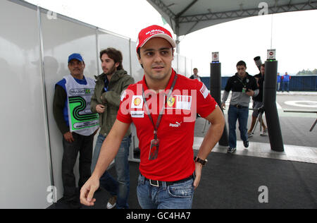 Ferrari Felipe Massa kommt auf der Strecke Interlagos für den Trainingstag in Interlagos, Sao Paulo. Es ist das erste Mal, dass er das Fahrerlager seit seinem Absturz beim Großen Preis von Ungarn im Juli betritt. Stockfoto