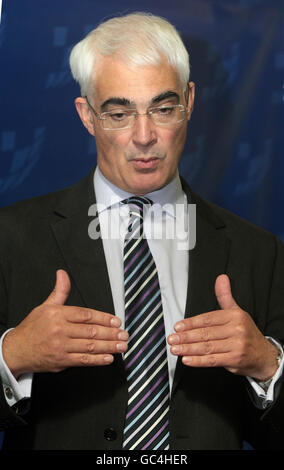 Schatzkanzler Alistair Darling spricht mit der Presse bei einem Besuch in PSN, Dyce, Aberdeen. Stockfoto