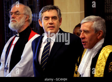 Der Erzbischof von Canterbury, Rowan Williams, Premierminister Gordon Brown und Lord Chancellor, Jack Straw, vor der Eröffnung des neu renovierten Obersten Gerichtshofs des Vereinigten Königreichs auf dem Parliament Square im Zentrum von London. Stockfoto