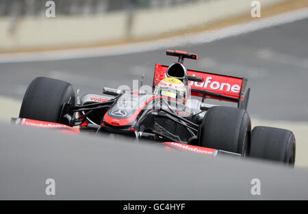 McLaren Lewis Hamilton betritt die Boxengasse während der ersten Trainingseinheit während des Trainingstages in Interlagos, Sao Paulo. Stockfoto