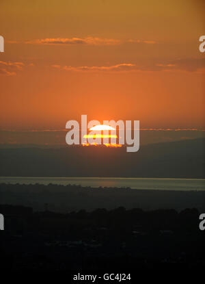 Sonnenuntergang über dem Fluss Severn vom Aussichtspunkt am Coaley Peak in Gloucestershire aus gesehen. Stockfoto