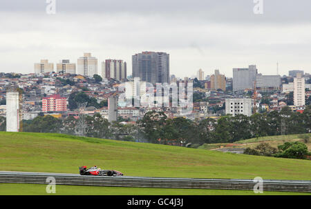 McLaren Lewis Hamilton rast beim zweiten Training am Trainingstag in Interlagos, Sao Paulo, an der Skyline von Sao Paulo vorbei. Stockfoto