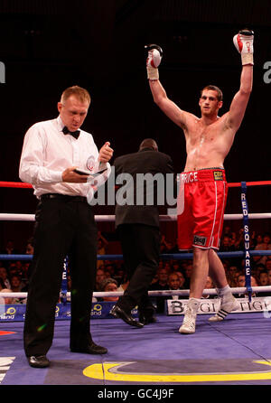 Der britische David Price feiert den Sieg des deutschen Lirdon Mameshi während des britischen Super-Bantamweight-Titelkampfs im Seaburn Center, Sunderland. Stockfoto