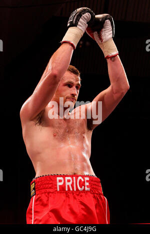 Der britische David Price feiert den Sieg des deutschen Lirdon Mameshi während des britischen Super-Bantamweight-Titelkampfs im Seaburn Center, Sunderland. Stockfoto