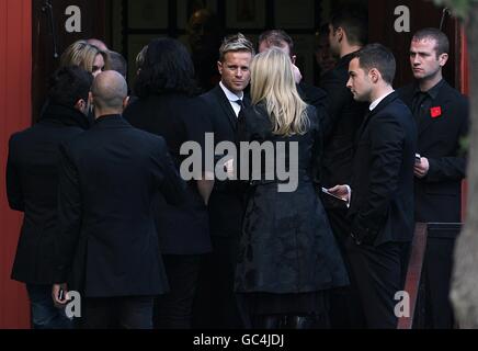 Gäste, darunter Nicky Byrne (Mitte) und Shane Filan (zweite rechts) von Westlife, kommen zur Beerdigung von Stephen Gately in der St Laurence O'Toole Church, Sevilla Place, Dublin Stockfoto