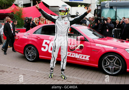 Formel-1-Weltmeister Jenson Button bereitet sich darauf vor, die Sieger des Wettbewerbs während eines Auftritts im Bluewater-Einkaufszentrum in Greenhithe, Kent, mit einem Sport-mercedes zu fahren. Stockfoto