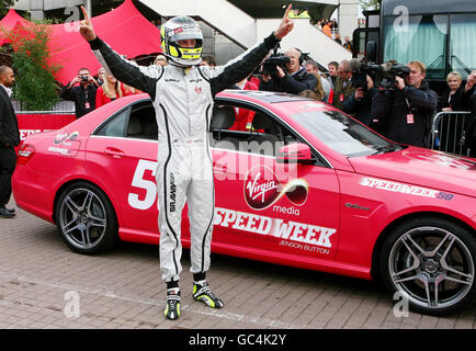 Formel-1-Weltmeister Jenson Button bereitet sich darauf vor, die Sieger des Wettbewerbs während eines Auftritts im Bluewater-Einkaufszentrum in Greenhithe, Kent, mit einem Sport-Mercedes zu fahren. Stockfoto