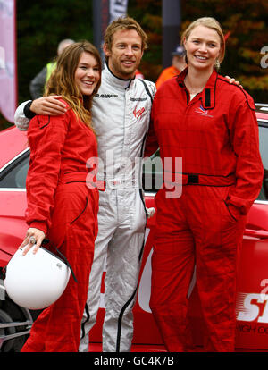 Formel-1-Weltmeister Jenson Button mit Joss Stone (links) und Jodie Kidd (rechts) vor einer Fahrt mit einem Sport-Mercedes bei einem Auftritt im Bluewater-Einkaufszentrum in Greenhithe, Kent. Stockfoto