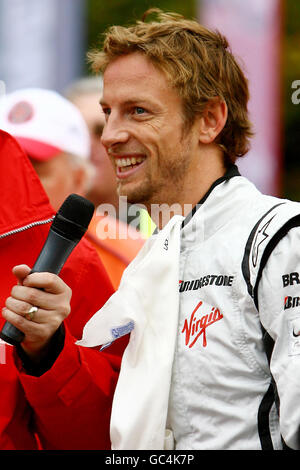 Formel-1-Weltmeister Jenson Button bereitet sich darauf vor, die Sieger des Wettbewerbs während eines Auftritts im Bluewater-Einkaufszentrum in Greenhithe, Kent, mit einem Sport-mercedes zu fahren. Stockfoto