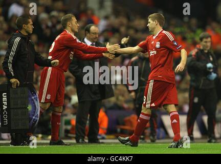 Liverpools Fabio Aurelio (links) schüttelt sich die Hände mit Teamkollege Steven Gerrard (rechts), als er ihn ersetzt Stockfoto