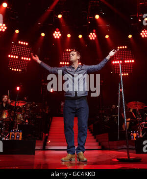 Robbie Williams spielt auf der Bühne bei den BBC Electric Proms, im Roundhouse in Camden, London. Stockfoto