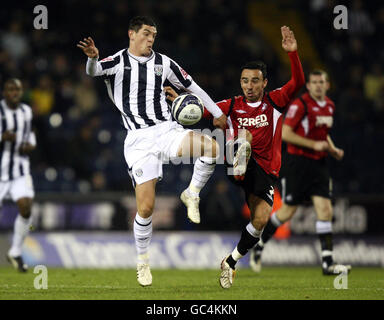 Fußball - Coca-Cola Championship - West Bromwich Albion / Swansea City - The Hawthorns. Graham Dorrans von West Brom wird während des Coca-Cola Championship-Spiels auf den Hawthorns, West Bromwich, von Leon Britton von Swansea herausgefordert. Stockfoto