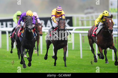 Crocus Rose von Jimmy Quinn (links) schlägt Mubrook von Kieren Fallon (rechts), um am ersten Tag der Racing Post Trophy auf der Doncaster Racecourse, Doncaster, den Handicap des Racing Post/SIS Betting Shop Managers zu gewinnen. Stockfoto