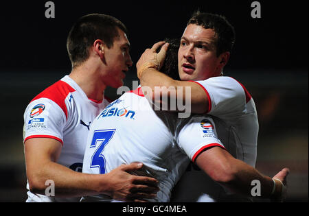 Der englische Lee Smith (Mitte) feiert seinen Versuch mit Danny McGuire (rechts) und Tom Briscoe während des Spiels der Gillette Four Nations im Keepmoat Stadium, Doncaster. Stockfoto