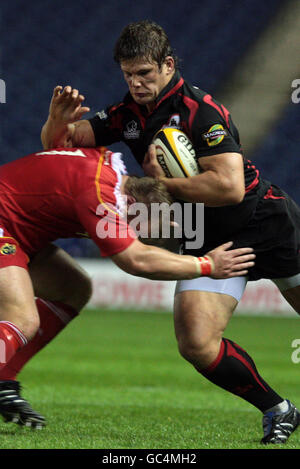 Rugby Union - Magners League - Edinburgh / Münster - Murrayfield. Edinburghs Ross Ford (rechts) hält während des Spiels der Magners League in Murrayfield, Edinburgh, Munsters Darragh Hurley aus. Stockfoto