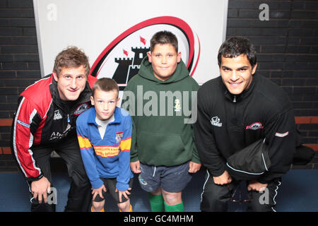 Rugby Union - Magners League - Edinburgh / Münster - Murrayfield. Edinburgh Spieler mit den Matchday Maskottchen vor dem Start während des Spiels der Magners League in Murrayfield, Edinburgh. Stockfoto