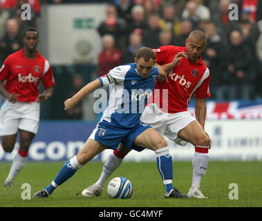 Barry Fuller von Gillingham hält während des Coca-Cola League One-Spiels im KRBS Priestfield Stadium, Gillingham, Deon Burton von Charlton Athletic aus. Stockfoto