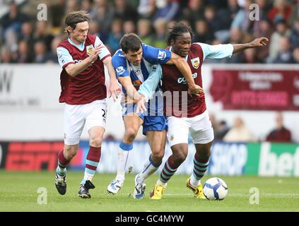 Burnleys Graham Alexander (links) und Andre Stephane Bikey (rechts) Herausforderung Wigan Athletic's Paul Scharner (Mitte) für den Ball Stockfoto