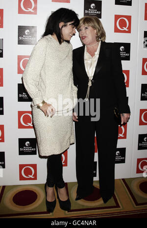 Lily Allen (links), die den Best Track Award gewann, mit Marianne Faithfull, die den Q Icon Award gewann, bei den Q Awards im Grosvenor House im Zentrum von London. Stockfoto