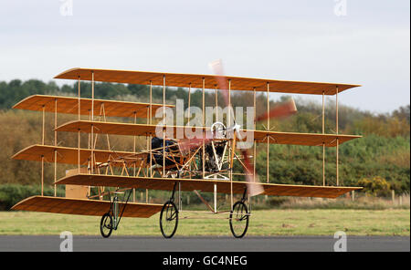 Die Pilotin Judy Leden versucht, in einem Triplane abzuheben, der von Freiwilligen des Museum of Science and Industry in Manchester unter Verwendung der ursprünglichen Pläne von Alliott Verdon-Roe in RAF Woodvale, Formby, Liverpool gebaut wurde. Stockfoto