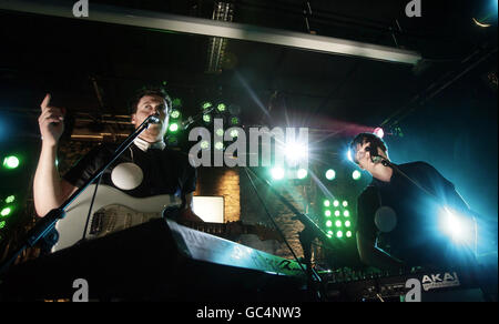 Joseph Mount (links) und Oscar Cash von Metronomy treten im Roundhouse Studio Theatre während der BBC Electric Proms im Roundhouse in Camden, London, auf. Stockfoto