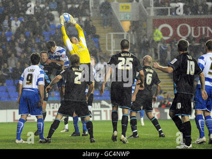 Leicester City Torwart Chris Weale (Mitte) sammelt den Ball in einem überfüllten Bereich während des Coca-Cola Championship-Spiels im Madejski Stadium, Reading. Stockfoto