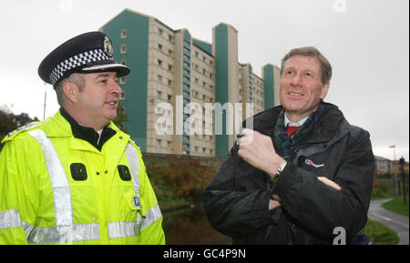 Justizsekretär Kenny MacAskill (rechts) spricht mit Hauptkommissar Paul Bullen während eines Besuchs in Wester Hailes in Edinburgh nach der Veröffentlichung der Scottish Crime & Justice Survey 2008/2009. Stockfoto