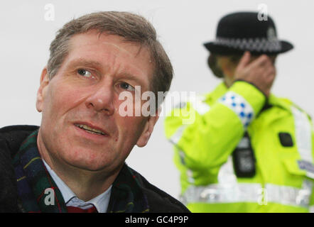 Justizminister Kenny MacAskill bei einem Besuch in Wester Hailes in Edinburgh, nach der Veröffentlichung der Scottish Crime & Justice Survey 2008/2009. Stockfoto