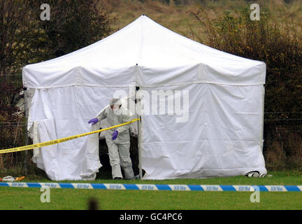 Ein forensischer Offizier verlässt ein Zelt mit dem Körper eines Teenagers im Inneren, auf einem Feld in der Nähe von Sedgefield, County Durham. Stockfoto